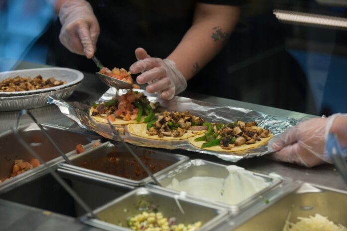CHIPOTLE HAS BEEN charged with a $1.3 million fine over more than 13,000 child labor violations at its Massachusetts restaurants. / BLOOMBERG NEWS FILE PHOTO/CRAIG WARGA CHIPOTLE HAS BEEN charged with a $1.3 million fine over more than 13,000 child labor violations at its Massachusetts restaurants. / BLOOMBERG NEWS FILE PHOTO/CRAIG WARGA
