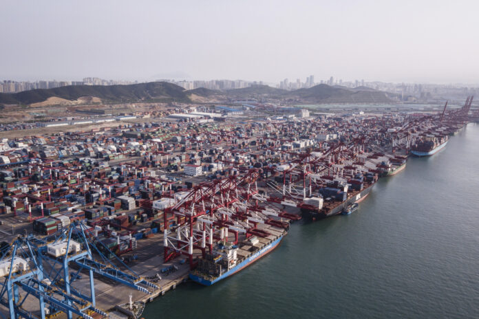 THE ANNUAL U.S. deficit in goods and services decreased 1.7% to $616.8 billion in 2019, / BLOOMBERG NEWS FILE PHOTO/QILAI SHEN THE ANNUAL U.S. deficit in goods and services decreased 1.7% to $616.8 billion in 2019, / BLOOMBERG NEWS FILE PHOTO/QILAI SHEN