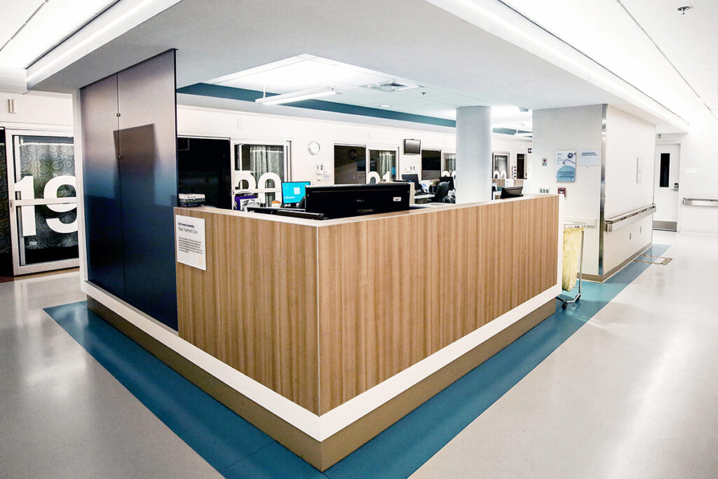 CENTRAL STATION: The redesign of the nurses’ desk resulted in a clean, uncluttered and central station for clinicians to better coordinate patient care. / COURTESY LIFESPAN CORP.