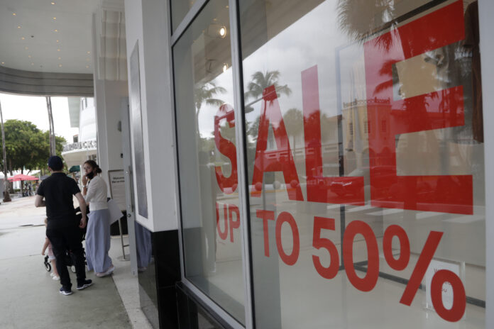 U.S. CONSUMER CONFIDENCE declined in July amid COVID-19 concerns. / AP FILE PHOTO/LYNNE SLADKY U.S. CONSUMER CONFIDENCE declined in July amid COVID-19 concerns. / AP FILE PHOTO/LYNNE SLADKY