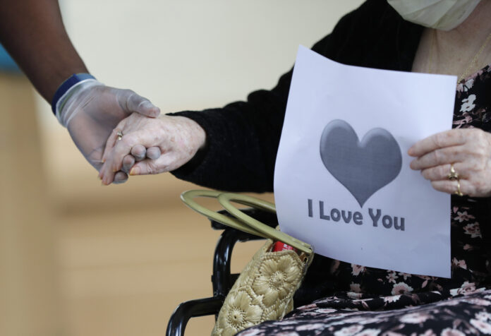 FEDERAL HEALTH officials announced a yet-be-be-approved plan to partner with CVS and Walgreens to provide coronavirus vaccines to nursing home residents free of charge. / AP FILE PHOTO/WILFREDO LEE