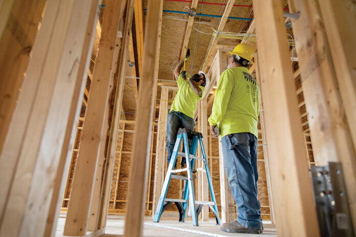 ladder: construction workers Louiz Jandielson and Vitor Dos Santos