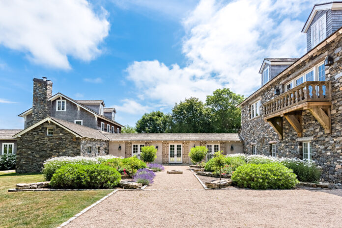 256 East Shore Road, Jamestown