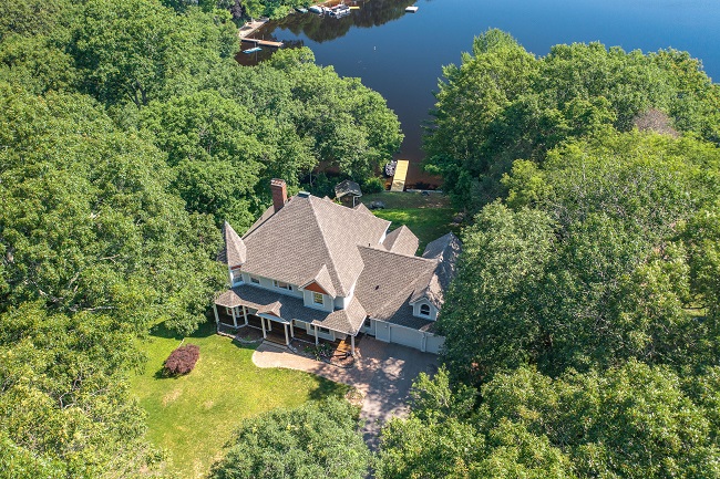 A WATERFRONT COLONIAL at 2 Hundred Acre Pond Road East in South Kingstown recently sold for $1.35 million. / COURTESY MOTT & CHACE SOTHEBY’S INTERNATIONAL REALTY