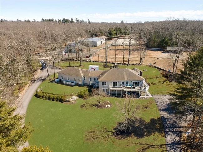AN EQUESTRIAN TRAINING FACILITY called Hidden Horse Acres and an accompanying house at 160 Kingston Road in Exeter were recently sold for $1.4 million. / COURTESY MOTT & CHACE SOTHEBY’S INTERNATIONAL REALTY