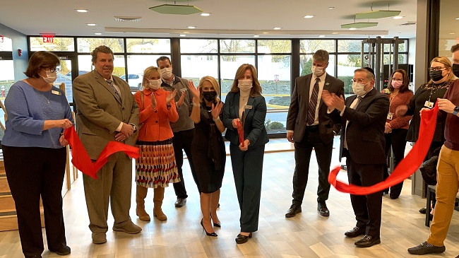 Lincolnwood ribbon-cutting