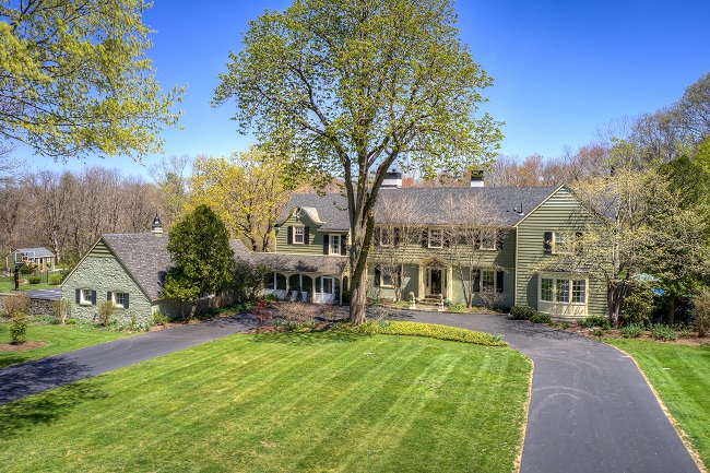 AN ENGLISH-STYLE MANOR at 21 Prospect St. in the Jacob’s Hill section of Seekonk recently sold for $1.33 million, which is a tie for the highest-ever price tag for a residential property bought in the town. / COURTESY RESIDENTIAL PROPERTIES LTD.