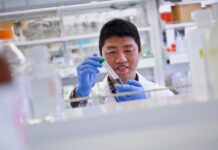 RESEARCHERS AND SCIENTISTS in Rhode Island will receive a $21 million federal grant to strengthen the biomedical workforce pipeline and boost the state’s ability to carry out and expand innovation in the field of biomedical research. / COURTESY UNIVERSITY OF RHODE ISLAND/JOE GIBLIN