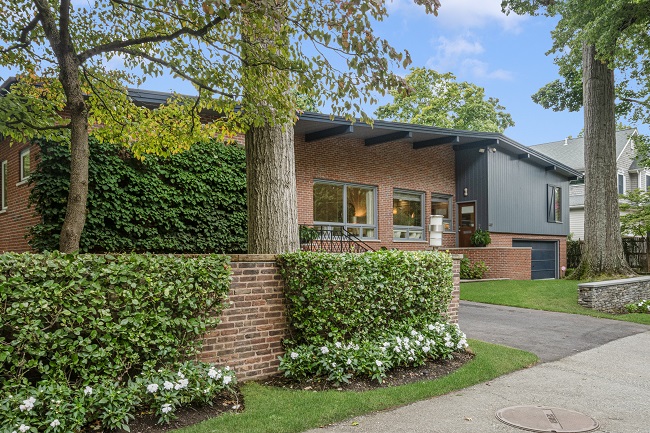 A MID-CENTURY RESIDENCE at 400 Blackstone Blvd. on the East Side of Providence recently sold for $2.61 million. / COURTESY COMPASS INC.