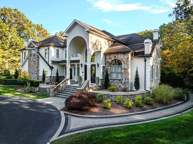Cranston colonial sells for $2.2M in city’s largest home...
