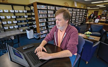 BROKEN NEWS? Outlets in search of sustainable community journalism model WORK ENVIRONMENT: Independent journalist Steve Ahlquist taps out a story on his laptop at the Rochambeau Library in Providence. He’s covered social issues for a few small local blogs and now publishes on the digital platform Substack.
PBN PHOTO/
MICHAEL SALERNO