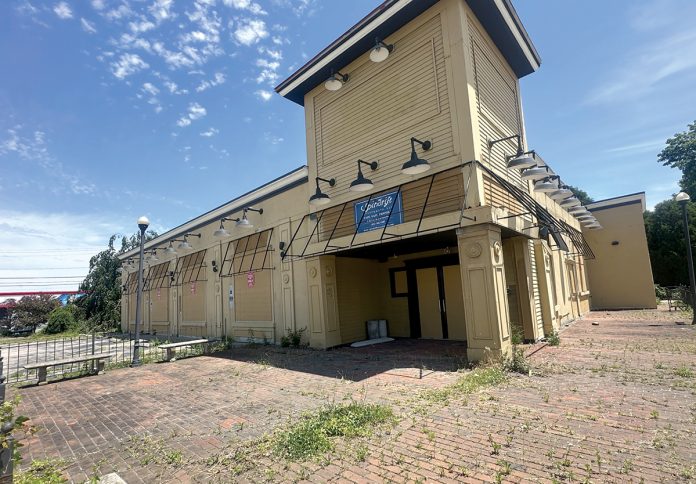ROUGH SHAPE: An empty restaurant on West Main Road in Middletown – located across the street from the planned  Middletown Center development – has been unoccupied and boarded up for more than a decade.  PBN PHOTO/CHRISTOPHER ALLEN
