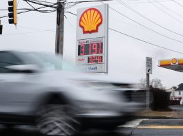 R.I., Mass. gas prices fall for third straight week THE AVERAGE weekly price of self-serve, regular unleaded gasoline in Rhode Island decreased 3 cents to $3.94 per gallon, according to AAA Northeast. / AP PHOTO/STEPHANIE SCARBROUGH