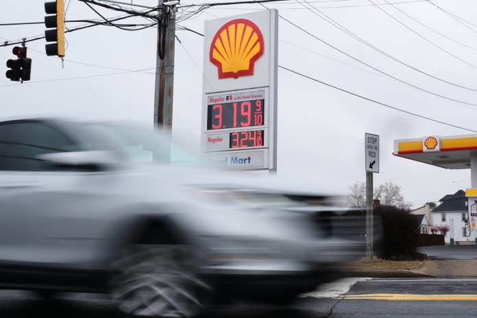 Iran US Oil THE AVERAGE weekly price of self-serve, regular unleaded gasoline in Rhode Island decreased 4 cents to $4.09 per gallon, AAA Northeast said Monday. / AP PHOTO/STEPHANIE SCARBROUGH