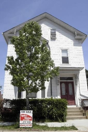 SINGLE-FAMILY home sales in Rhode Island fell 3 percent in the first quarter, while prices fell 2.7 percent, The Warren Group said. Above, a house in Providence. / SINGLE-FAMILY home sales in Rhode Island fell 3 percent in the first quarter, while prices fell 2.7 percent, The Warren Group said. Above, a house in Providence. /