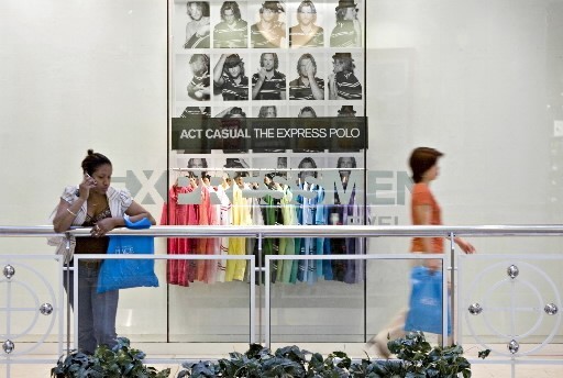 SUNNY WEATHER and Mother's Day (May 14) gave U.S. retail sales a boost last week, according to the ICSC-UBS report. Above, a woman walks past an Express in New York last Friday as another women pauses to talk on her cell phone. / SUNNY WEATHER and Mother's Day (May 14) gave U.S. retail sales a boost last week, according to the ICSC-UBS report. Above, a woman walks past an Express in New York last Friday as another women pauses to talk on her cell phone. /