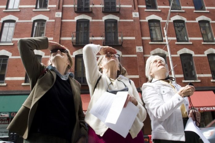 FRESH EYES: From left, Marilyn Bray, Gloria Beckmann and Madeline Mutch admire the Federal Reserve building during a May 5 walk along the new Independence Trail Providence. / FRESH EYES: From left, Marilyn Bray, Gloria Beckmann and Madeline Mutch admire the Federal Reserve building during a May 5 walk along the new Independence Trail Providence. /