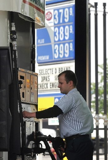 A MOTORIST in Chicago fills up his van on Thursday for the Memorial Day weekend. / A MOTORIST in Chicago fills up his van on Thursday for the Memorial Day weekend. /