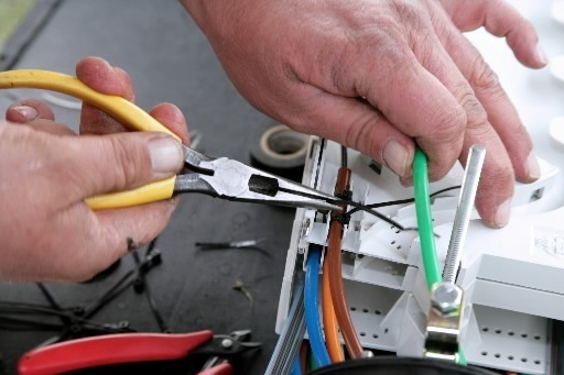 A VERIZON technician works on the company's fiber-optic network. / A VERIZON technician works on the company's fiber-optic network. /