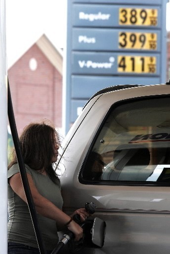 GASOLINE PRICES in Rhode Island remain below those in much of the nation, AAA said. Above, Leticia Cardona pumps gas into her van at a station in Chicago. / GASOLINE PRICES in Rhode Island remain below those in much of the nation, AAA said. Above, Leticia Cardona pumps gas into her van at a station in Chicago. /