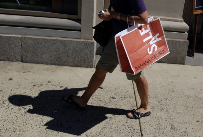 Retail spending - a shopper takes in the retail district in Philadelphia - fell in June by the largest amount since August 2005 / Retail spending - a shopper takes in the retail district in Philadelphia - fell in June by the largest amount since August 2005 /