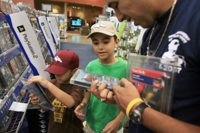 RETAIL SALES increased in July more than forecast, signaling that consumer spending is holding up in the face of the housing crisis. / RETAIL SALES increased in July more than forecast, signaling that consumer spending is holding up in the face of the housing crisis. /