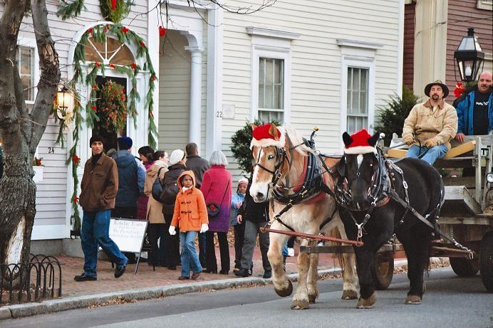 HORSE-DRAWN CARRIAGES take tourists along Benefit Street during the annual Holiday Festival, a showcase of historic houses. / HORSE-DRAWN CARRIAGES take tourists along Benefit Street during the annual Holiday Festival, a showcase of historic houses. /