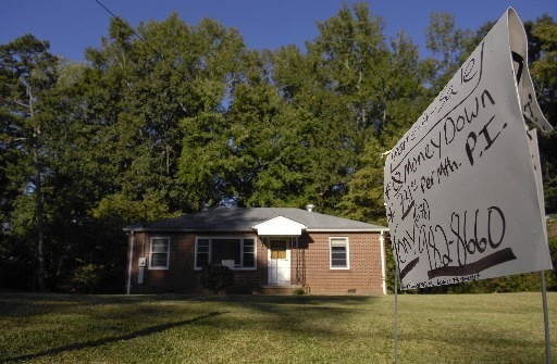 APPLICATIONS FOR LOANS to purchase homes picked up last week for the first time in nearly a month, the MBA said. Above, a house for sale in Dekalb County, Ga. / APPLICATIONS FOR LOANS to purchase homes picked up last week for the first time in nearly a month, the MBA said. Above, a house for sale in Dekalb County, Ga. /