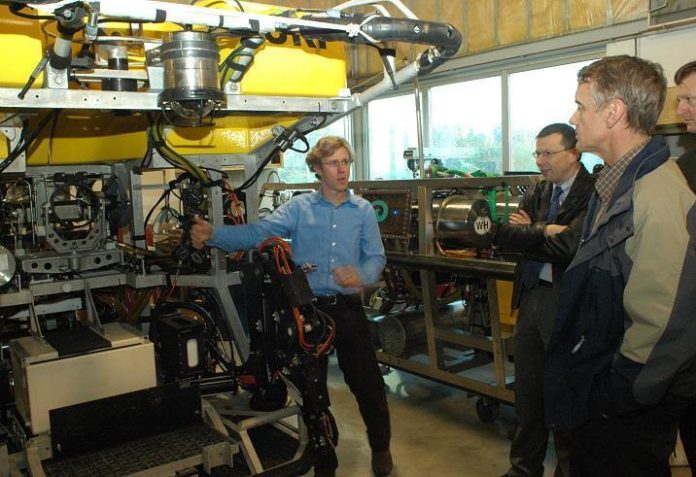 TODD GREGORY, an ocean engineer, describes the Hercules, Little Hercules and Argus to a multinational group visiting the University of Rhode Island for a recent conference. / 