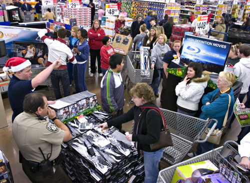 NO BUYER’S REMORSE: Shoppers browse merchandise inside a Wal-Mart store in Woodstock, Georgia, on Nov. 23. Retailers nationwide opened early and offered discounts. / NO BUYER’S REMORSE: Shoppers browse merchandise inside a Wal-Mart store in Woodstock, Georgia, on Nov. 23. Retailers nationwide opened early and offered discounts. /