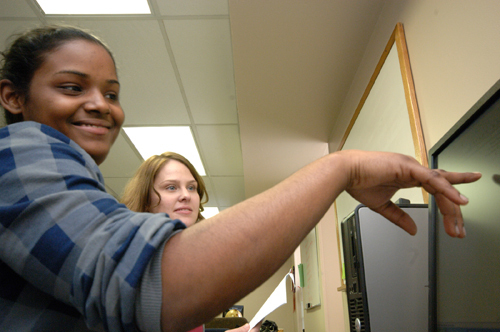 TAISHA DIAZ, foreground, works with youth-services coordinator Shannon Hagedorn, at Project Impact, to write a resume. Diaz is working on her GED. / TAISHA DIAZ, foreground, works with youth-services coordinator Shannon Hagedorn, at Project Impact, to write a resume. Diaz is working on her GED. /