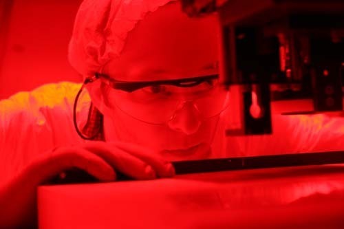 A STUDENT WORKS IN A LAB at Brown University’s Division of Engineering, which includes faculty members associated with the Institute for Molecular and Nanoscale Innovation. / A STUDENT WORKS IN A LAB at Brown University’s Division of Engineering, which includes faculty members associated with the Institute for Molecular and Nanoscale Innovation. /
