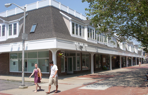 THE 40,000-SQUARE-FOOT Long Wharf Mall is occupied on its ground floor by about 25,000 square feet of retail space. / THE 40,000-SQUARE-FOOT Long Wharf Mall is occupied on its ground floor by about 25,000 square feet of retail space. /