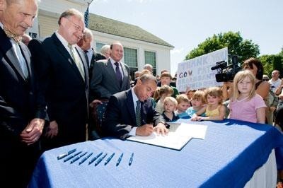 GOV. DEVAL L. PATRICK signs the law creating the Massachusetts Broadband Institute. / GOV. DEVAL L. PATRICK signs the law creating the Massachusetts Broadband Institute. /