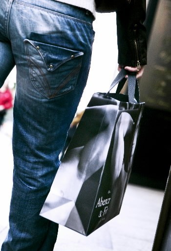 A SHOPPER carrying an Abercrombie & Fitch Co. bag strolls along Fifth Avenue in New York City earlier this week. / A SHOPPER carrying an Abercrombie & Fitch Co. bag strolls along Fifth Avenue in New York City earlier this week. /