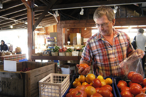 FIELD-TO-PLATE: Bruce Tillinghast, owner of New Rivers Restaurant, purchases fresh produce at Four Town Farm in Seekonk / FIELD-TO-PLATE: Bruce Tillinghast, owner of New Rivers Restaurant, purchases fresh produce at Four Town Farm in Seekonk /