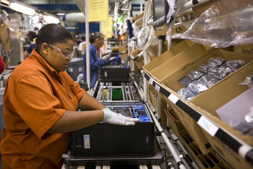 GOING GREEN: Latasha Bell, a Dell Inc. employee, assembles a Dell OptiPlex desktop computer at the company's facility in Lebanon, Tenn., last week. Dell is hoping to win customers with earth-friendly PCs. / GOING GREEN: Latasha Bell, a Dell Inc. employee, assembles a Dell OptiPlex desktop computer at the company's facility in Lebanon, Tenn., last week. Dell is hoping to win customers with earth-friendly PCs. /