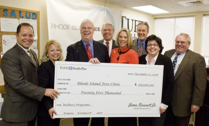 GOV. DONALD L. CARCIERI, center, attended the ceremonial presentation of a $25,000 donation from Tufts Health Plan to the Rhode Island Free Clinic. / GOV. DONALD L. CARCIERI, center, attended the ceremonial presentation of a $25,000 donation from Tufts Health Plan to the Rhode Island Free Clinic. /