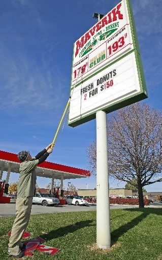 AFTER 3-1/2 MONTHS of weekly declines, prices were at or near five-year lows in both Rhode Island and Massachusetts, AAA said today. Above, Nathan Gevenois changes the price on the sign outside a Maverick station in Orem, Utah. / AFTER 3-1/2 MONTHS of weekly declines, prices were at or near five-year lows in both Rhode Island and Massachusetts, AAA said today. Above, Nathan Gevenois changes the price on the sign outside a Maverick station in Orem, Utah. /