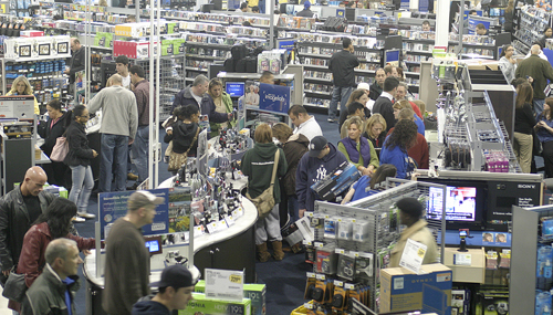 BLACK FRIDAY: Consumers, such as these at Best Buy in Warwick the day after Thanksgiving, exceeded retailers’ expectations for the early holiday-shopping rush. However, most store owners are not expecting banner sales the rest of the season. / BLACK FRIDAY: Consumers, such as these at Best Buy in Warwick the day after Thanksgiving, exceeded retailers’ expectations for the early holiday-shopping rush. However, most store owners are not expecting banner sales the rest of the season. /