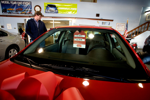 ON THE ROAD AGAIN: Jim Jager checks out cars at the Hurd Auto Mall in Johnston. Since Genral Motors’ financing affiliate, GMAC, accepted federal money last month, Hurd’s owner said he has witnessed a spike in sales. / PBN PHOTO/STEPHANIE EWENS ON THE ROAD AGAIN: Jim Jager checks out cars at the Hurd Auto Mall in Johnston. Since Genral Motors’ financing affiliate, GMAC, accepted federal money last month, Hurd’s owner said he has witnessed a spike in sales. / PBN PHOTO/STEPHANIE EWENS