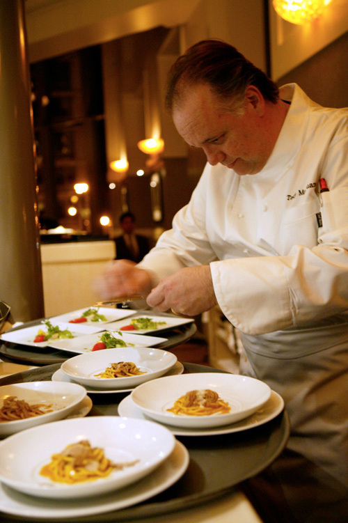 WORLD CLASS: Tony Mantuano, above, says President Obama’s favorite dish is wood-grilled scallops served with shitake mushrooms and a balsamic reduction. / WORLD CLASS: Tony Mantuano, above, says President Obama’s favorite dish is wood-grilled scallops served with shitake mushrooms and a balsamic reduction. /