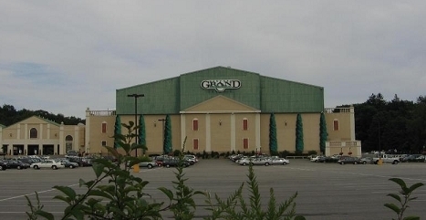 NEWPORT GRAND saw net income from its gaming terminals fall for a fourth straight year, despite the opening last summer of a 22,000 non-smoking VLT and virtual blackjack parlor in its former jai-alai fronton. / NEWPORT GRAND saw net income from its gaming terminals fall for a fourth straight year, despite the opening last summer of a 22,000 non-smoking VLT and virtual blackjack parlor in its former jai-alai fronton. /