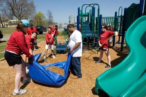 Providence College alumni and students pitch in with city employees to erect
a prefabricated children’s playground next to the Hopkins Soccer Field. The Providence field is adjacent to the Esek Hopkins Homestead. The work is part
of a 10-year partnership to refurbish the historic Admiral Street homestead. About 100 volunteers worked on the playground project last month. / Providence College alumni and students pitch in with city employees to erect
a prefabricated children’s playground next to the Hopkins Soccer Field. The Providence field is adjacent to the Esek Hopkins Homestead. The work is part
of a 10-year partnership to refurbish the historic Admiral Street homestead. About 100 volunteers worked on the playground project last month. /