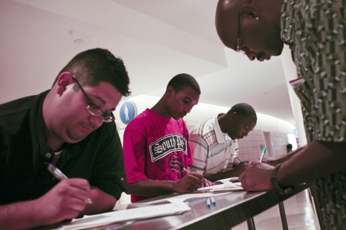 JOB SEEKERS at a career fair in Houston on Wednesday. The U.S. unemployment rate fell back to 9.4 percent in July. / JOB SEEKERS at a career fair in Houston on Wednesday. The U.S. unemployment rate fell back to 9.4 percent in July. /
