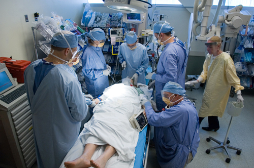 A RHODE ISLAND HOSPITAL emergency room team treats a trauma patient. A new study shows drunk drivers are four times as expensive to treat as sober drivers who are injured. / A RHODE ISLAND HOSPITAL emergency room team treats a trauma patient. A new study shows drunk drivers are four times as expensive to treat as sober drivers who are injured. /