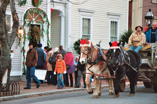 HITCH A RIDE: Horse-drawn carriages help ring in the holidays during the Providence Preservation Society’s annual programming for tourists and local residents. / HITCH A RIDE: Horse-drawn carriages help ring in the holidays during the Providence Preservation Society’s annual programming for tourists and local residents. /