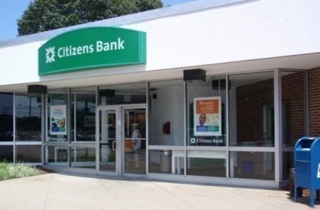 A CITIZENS BANK in Warwick. A customer who overdraws her account by $10 could owe the bank as much as $109 in fees after 10 days. / A CITIZENS BANK in Warwick. A customer who overdraws her account by $10 could owe the bank as much as $109 in fees after 10 days. /