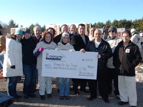 FROM LEFT, BACK ROW: Dunkin’ Brands employees McCall Gosselin and Stephanie
Kenney; Dunkin’ Donuts franchisee Guido Petrosinelli; Dawn Teixeira, vice president and chief information officer, Homes for Our Troops; Dunkin’ Brands employees Todd Wallace and Tim Hudson; Dunkin’ Donuts franchisee and volunteer Bruce Thomas; and Dunkin’ Brands employee Matt O’Donnell. Front row: Dunkin’ Brands employees Deb Huskins
and Michelle Cunniff and Dunkin’ Donuts franchisees Joe Prazeres, Rob Batista, and
Steve Andrade. / FROM LEFT, BACK ROW: Dunkin’ Brands employees McCall Gosselin and Stephanie
Kenney; Dunkin’ Donuts franchisee Guido Petrosinelli; Dawn Teixeira, vice president and chief information officer, Homes for Our Troops; Dunkin’ Brands employees Todd Wallace and Tim Hudson; Dunkin’ Donuts franchisee and volunteer Bruce Thomas; and Dunkin’ Brands employee Matt O’Donnell. Front row: Dunkin’ Brands employees Deb Huskins
and Michelle Cunniff and Dunkin’ Donuts franchisees Joe Prazeres, Rob Batista, and
Steve Andrade. /