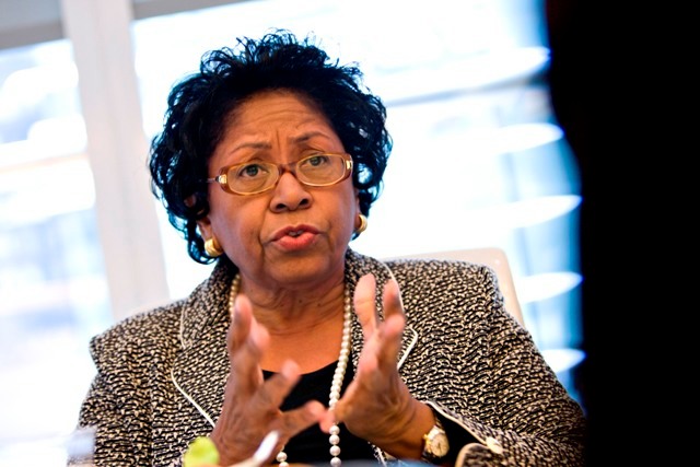 BROWN PRESIDENT Ruth Simmons speaks during an interview in New York last month. Goldman Sachs and TI paid her about $600,000 combined last year. / BROWN PRESIDENT Ruth Simmons speaks during an interview in New York last month. Goldman Sachs and TI paid her about $600,000 combined last year. /